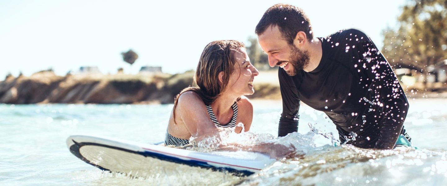 Couple auf Surfboard